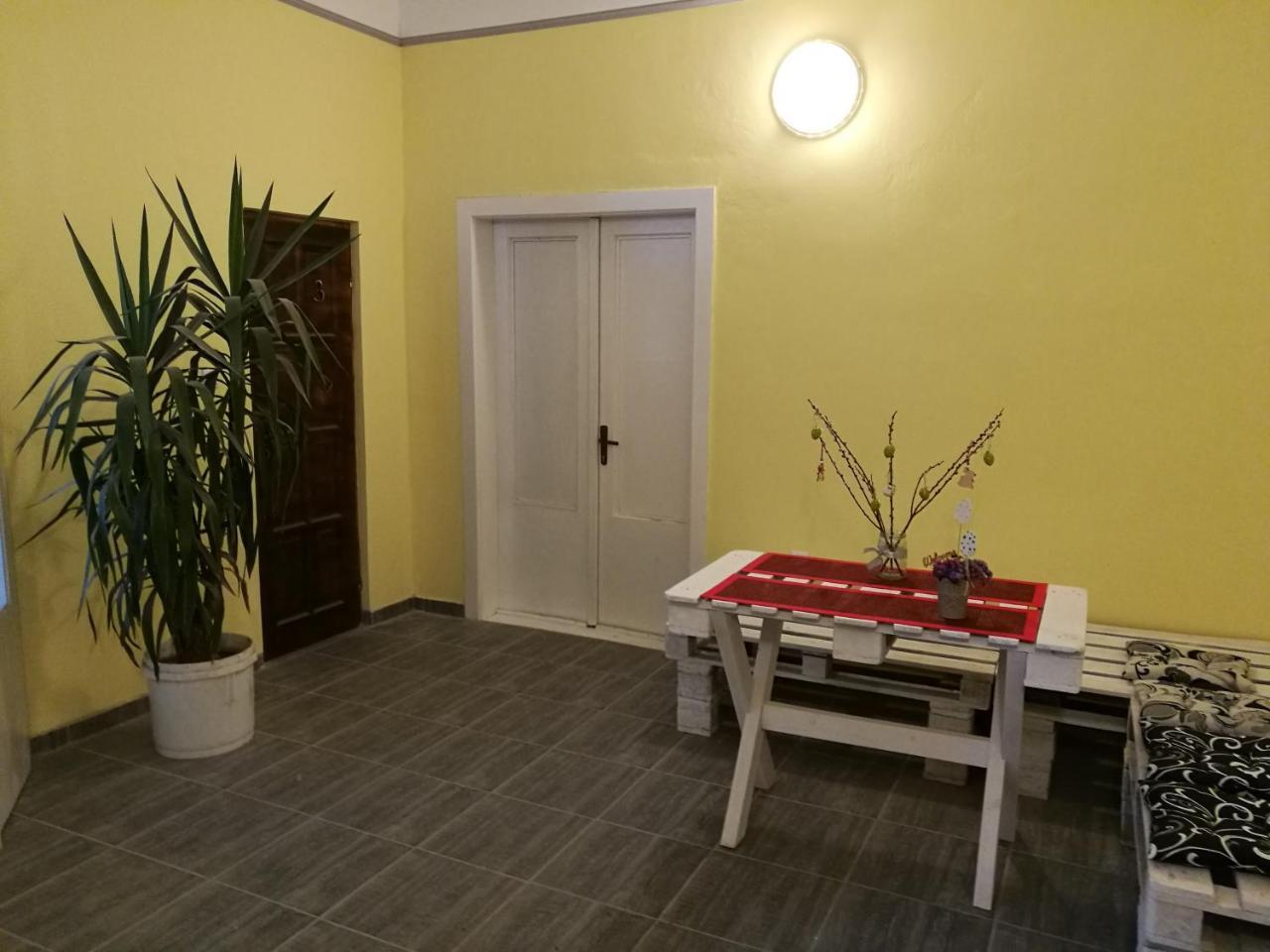 Hostel Horgos Centar ภายนอก รูปภาพ